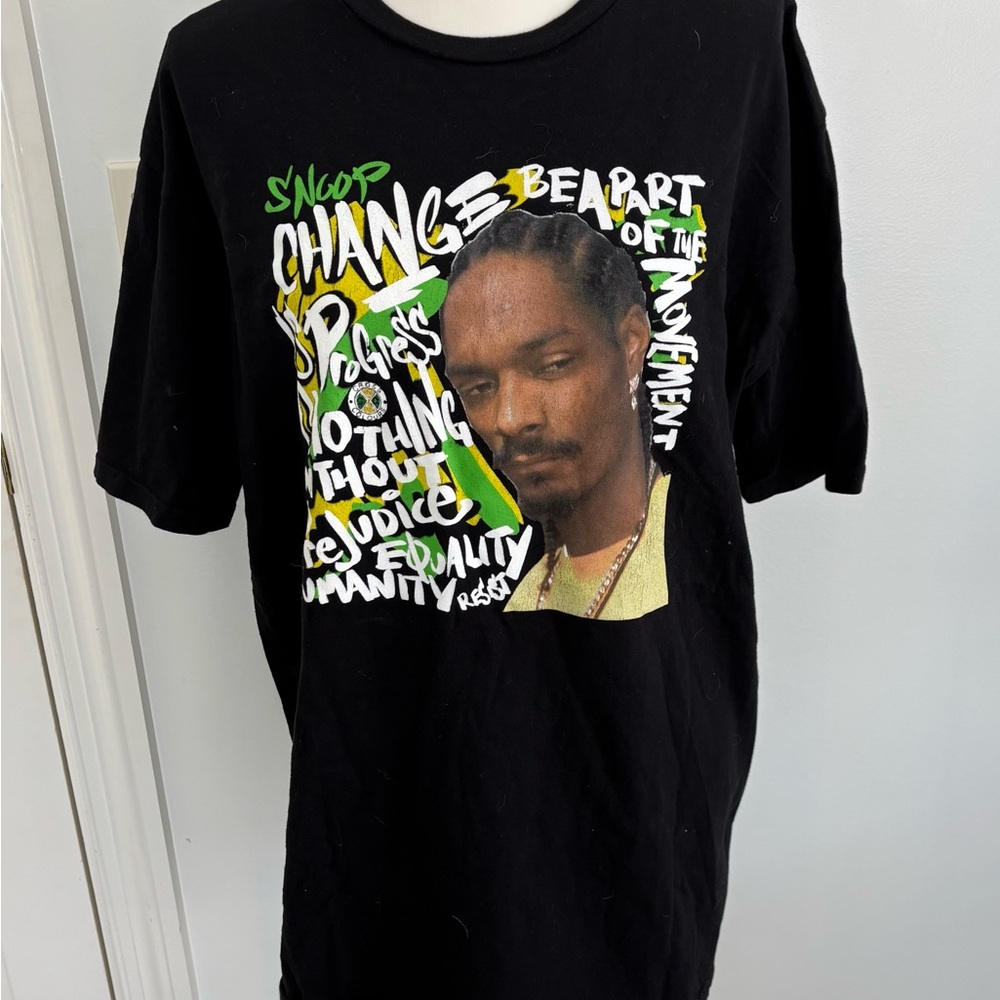 Cross Colours, Snoop Dogg, men’s size large, preloved tshirt. No stains, holes.